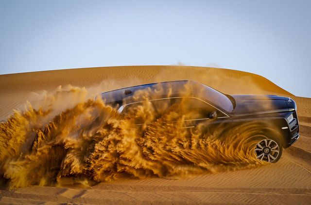 Дивіться, як розкішний Rolls-Royce Cullinan розсікає піщаними дюнами (відео) - фото 430439
