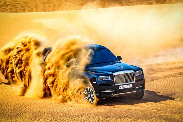 Дивіться, як розкішний Rolls-Royce Cullinan розсікає піщаними дюнами (відео) - фото 430440