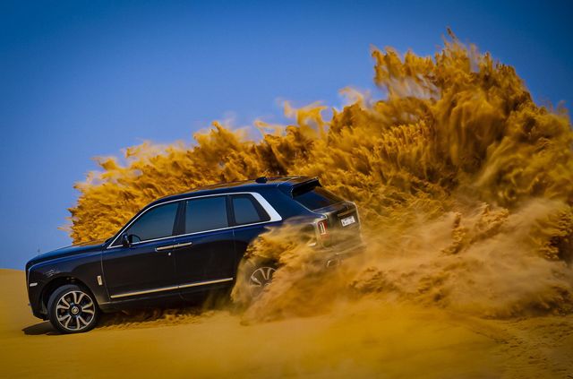 Дивіться, як розкішний Rolls-Royce Cullinan розсікає піщаними дюнами (відео) - фото 430441