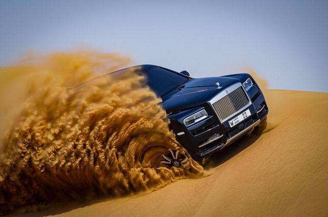 Дивіться, як розкішний Rolls-Royce Cullinan розсікає піщаними дюнами (відео) - фото 430443