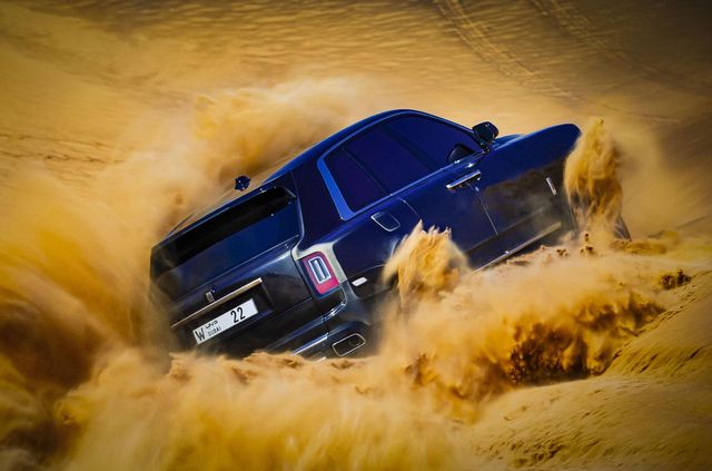 Дивіться, як розкішний Rolls-Royce Cullinan розсікає піщаними дюнами (відео) - фото 430444