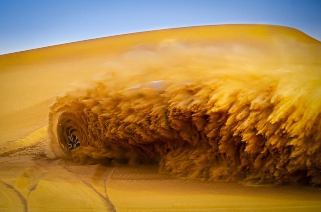 Дивіться, як розкішний Rolls-Royce Cullinan розсікає піщаними дюнами (відео) - фото 430445