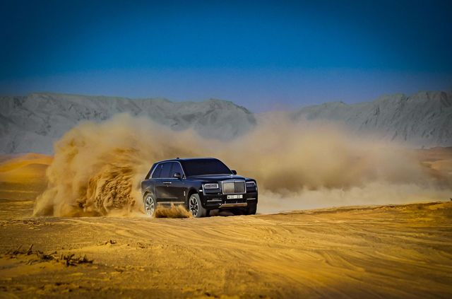 Дивіться, як розкішний Rolls-Royce Cullinan розсікає піщаними дюнами (відео) - фото 430446