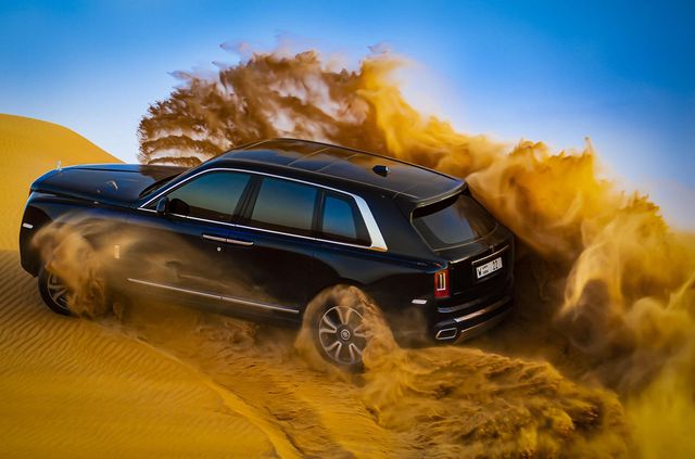 Дивіться, як розкішний Rolls-Royce Cullinan розсікає піщаними дюнами (відео) - фото 430447