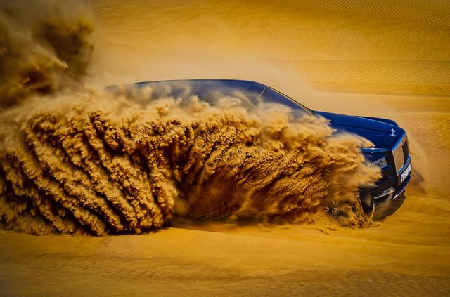 Дивіться, як розкішний Rolls-Royce Cullinan розсікає піщаними дюнами (відео) - фото 430448