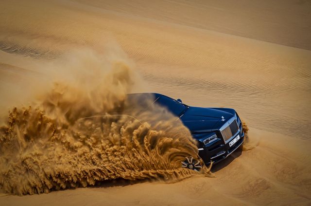 Дивіться, як розкішний Rolls-Royce Cullinan розсікає піщаними дюнами (відео) - фото 430449