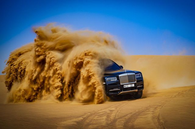 Дивіться, як розкішний Rolls-Royce Cullinan розсікає піщаними дюнами (відео) - фото 430450