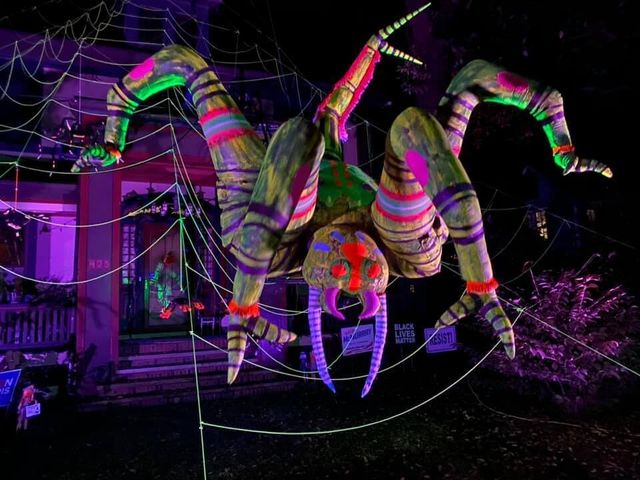 Американець прикрасив будинок до Хелловіну величезним павуком: атмосферні кадри - фото 430513