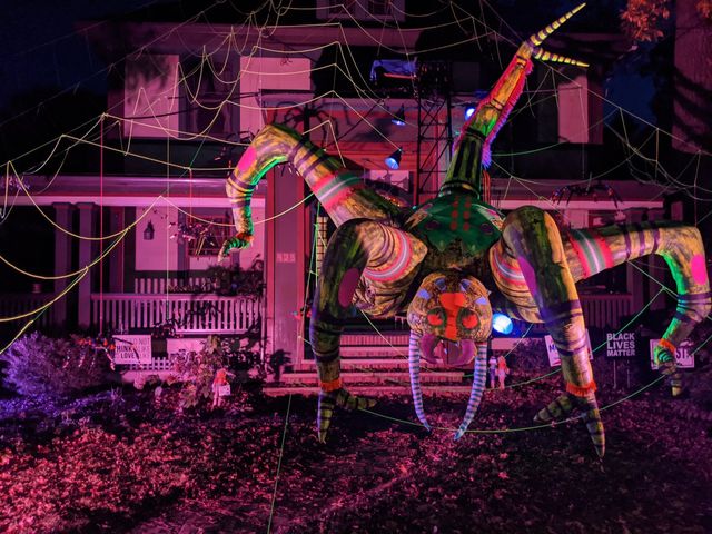 Американець прикрасив будинок до Хелловіну величезним павуком: атмосферні кадри - фото 430514