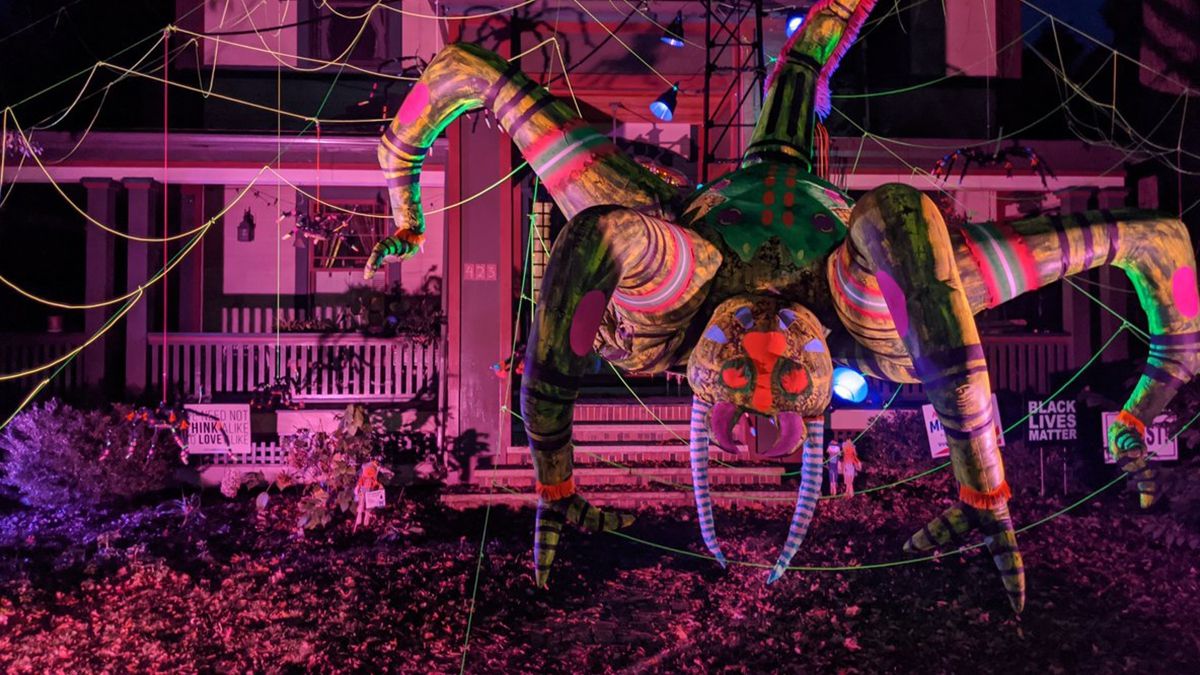 Американець прикрасив будинок до Хелловіну величезним павуком: атмосферні кадри