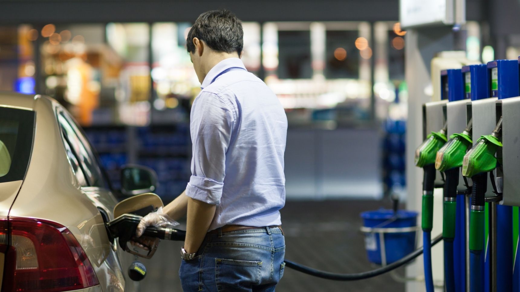 Чому не варто заправляти автомобіль без рукавичок