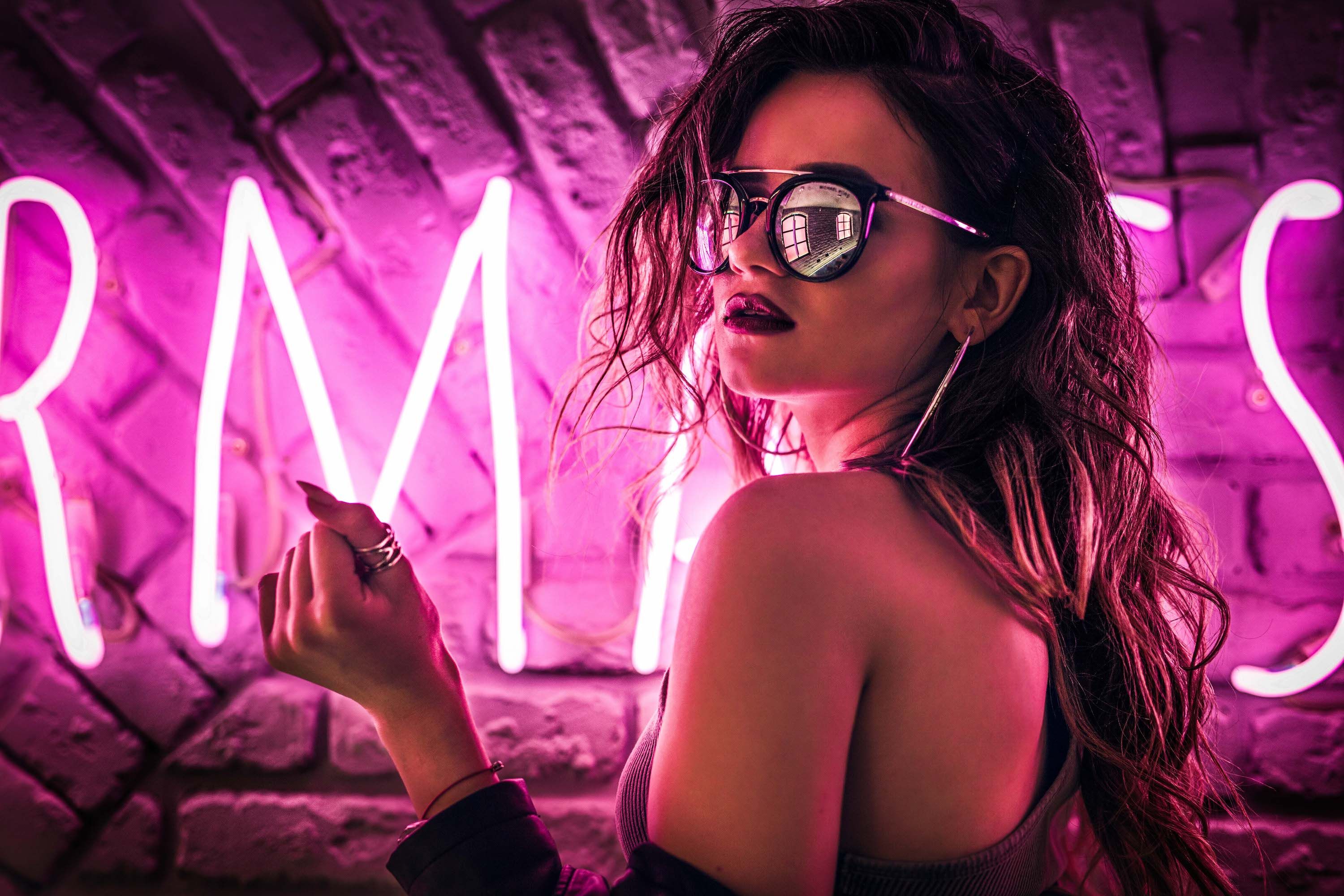 Лате – яскрава співачка SOWA представила нову ритмічну пісню