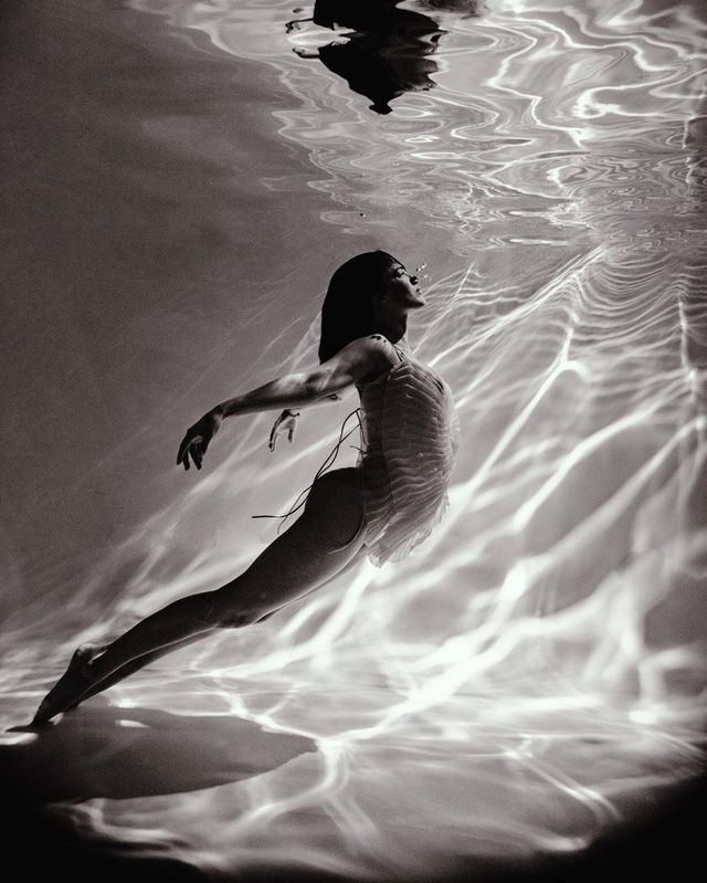 Даша Астаф'єва розбурхала мережу розкутим кадрами під водою - фото 430834