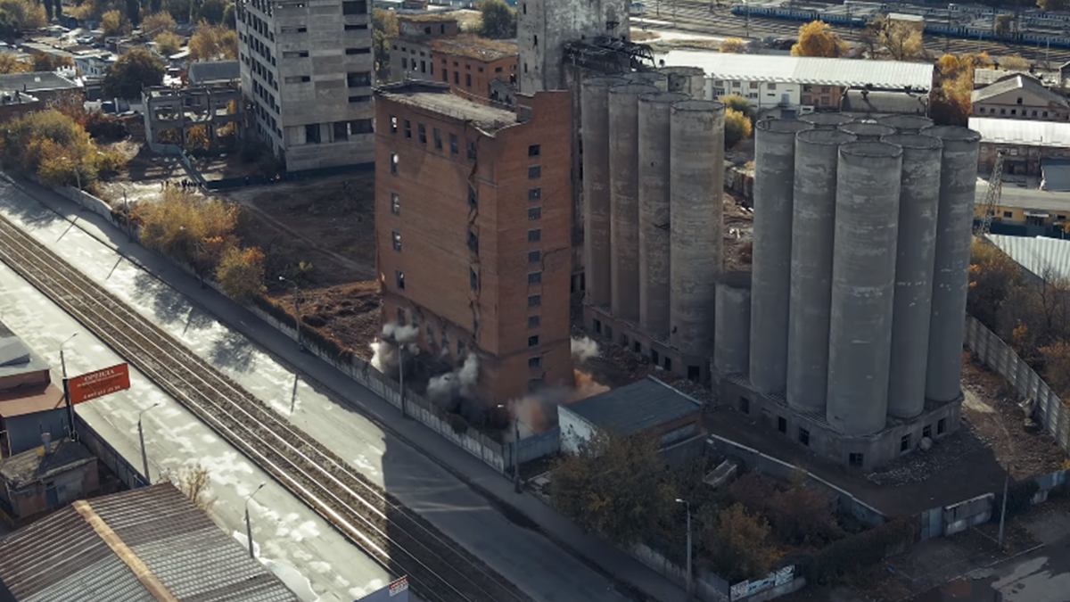 У мережі показали видовищне відео планового підриву елеватора у Харкові