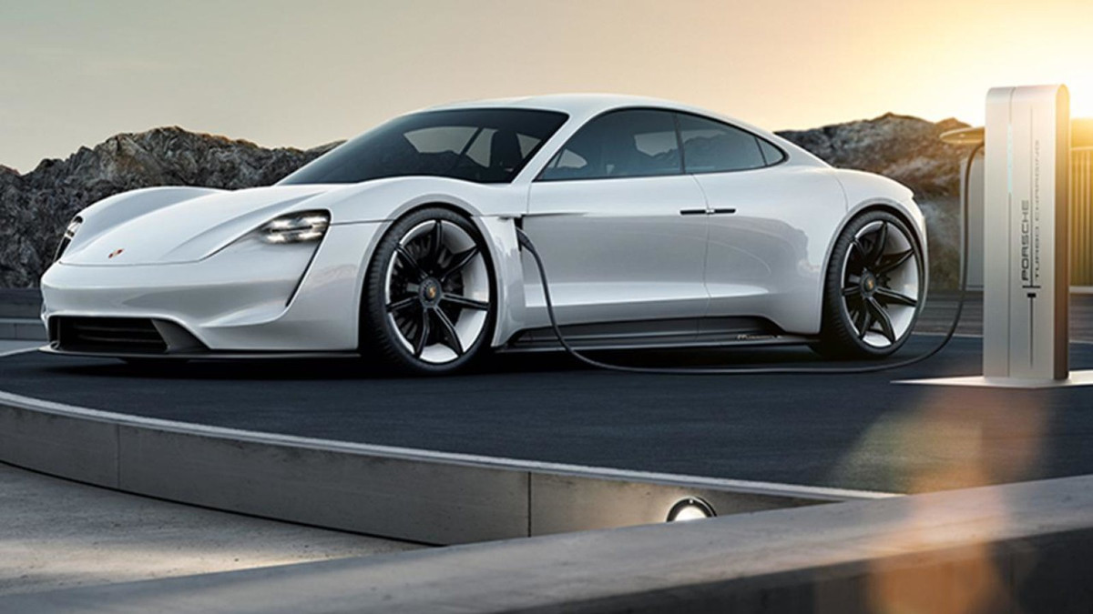 Розкішний електромобіль Porsche розбили за лічені секунди після старту: епічне відео - фото 1