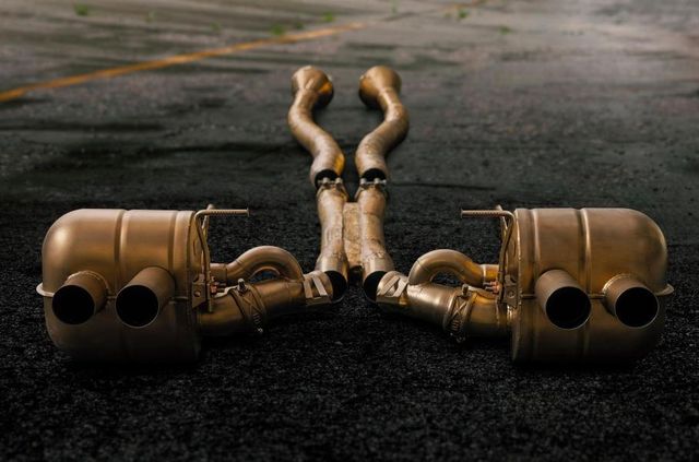 Вихлопну систему Ferrari Monza покрили золотом 999 проби: фото - фото 430945