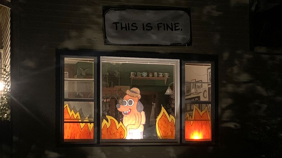 Ідеальна декорація для 2020 року: житель США прикрасив будинок мемом на Хелловін