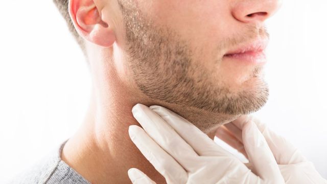 Медики розповіли, як лікувати запалені гланди - фото 431119