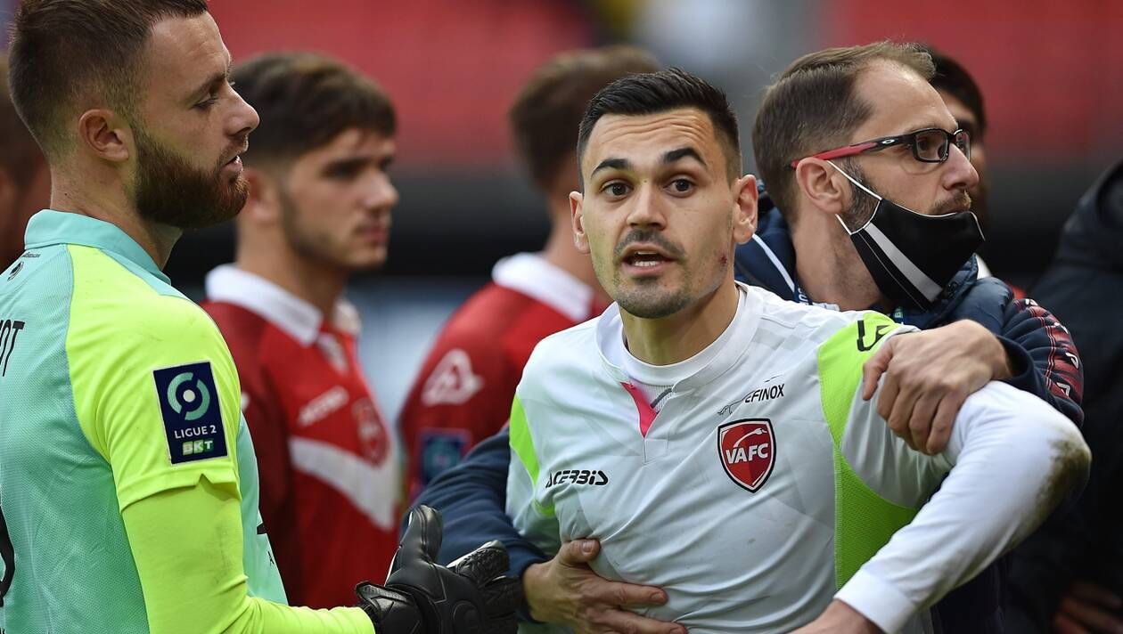 Футболіст вкусив воротаря за обличчя під час матчу: фото