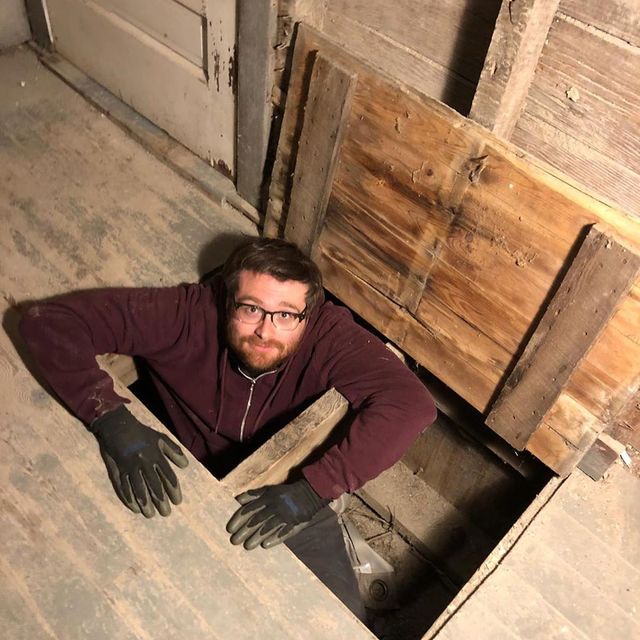 Пара почала ремонт у старому будинку і знайшла там загадкову 100-річну схованку - фото 431221