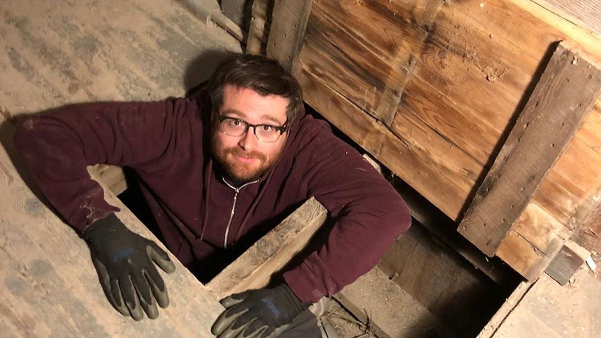 Пара почала ремонт у старому будинку і знайшла там загадкову 100-річну схованку