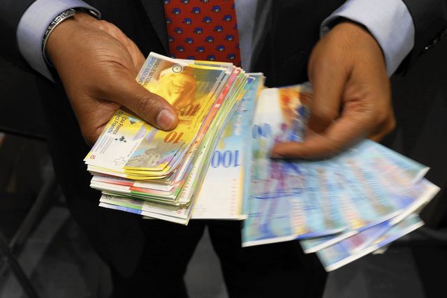 Влада Швейцарії запропонувала виплатити всім громадянам країни по 7 тисяч євро - фото 431248