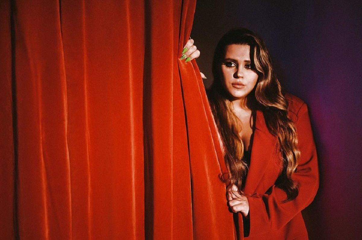 KAZKA – Мало: дивіться новий кліп про самотнє весілля Саші Зарицької