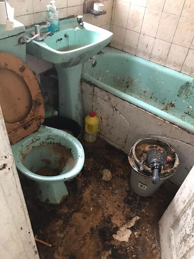 Прибирання у пеклі: клінінгова служба показала будинок вдівця до і після - фото 431371