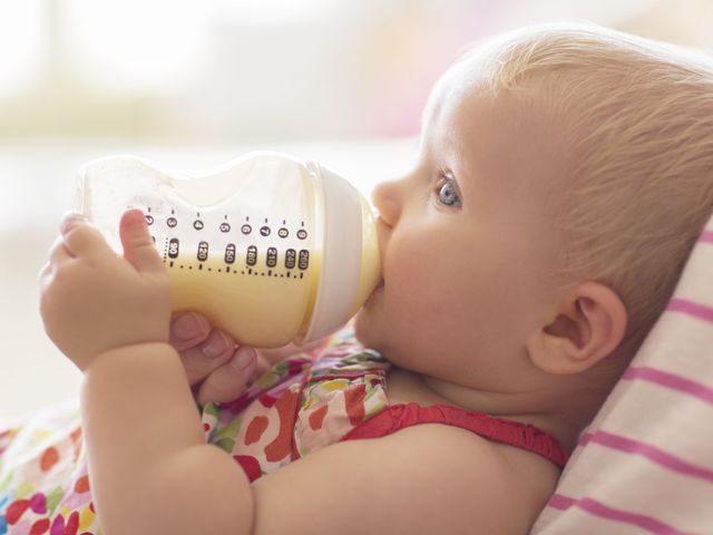 Чому не варто годувати немовлят з пластикової пляшечки - фото 431392