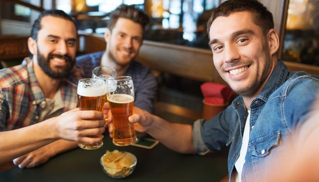 Учені виявили несподіваний зв'язок між кольором очей і схильністю до алкоголізму - фото 431485