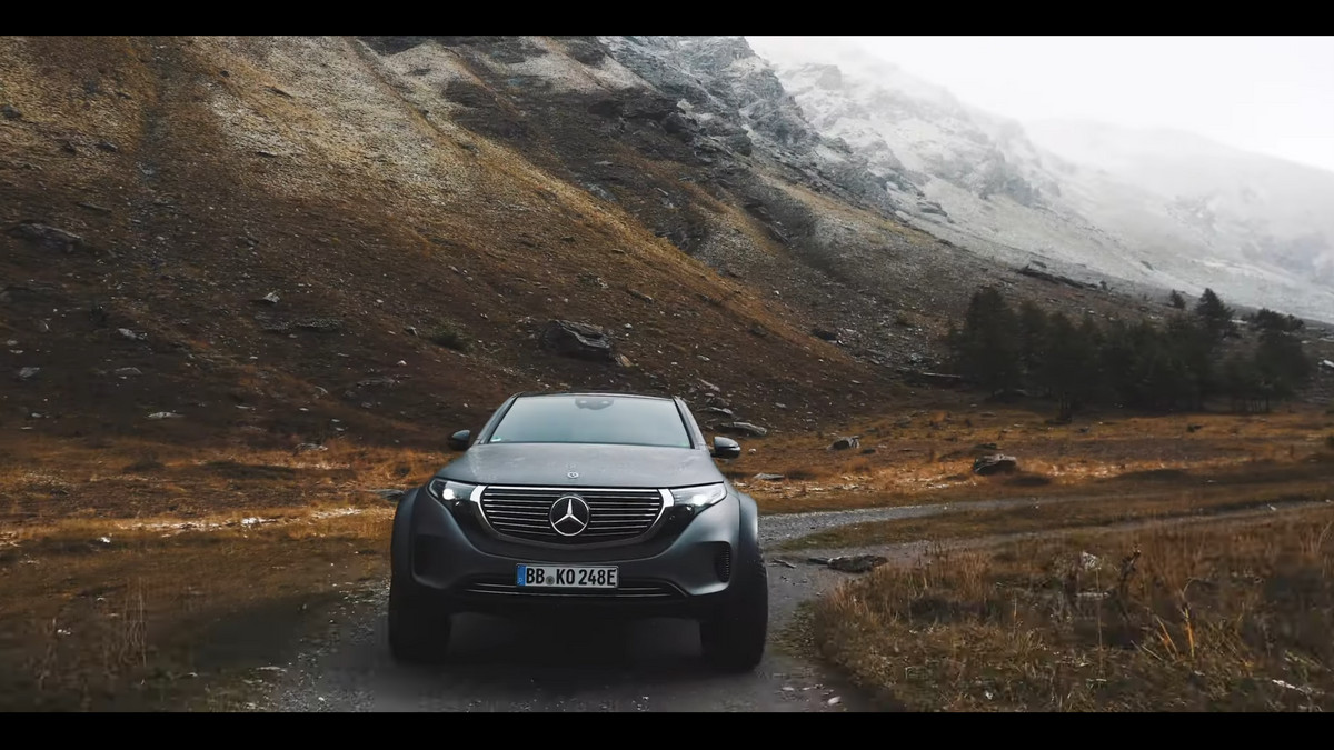Mercedes EQC 4x4² випробували на гірських дорогах Італії - фото 1