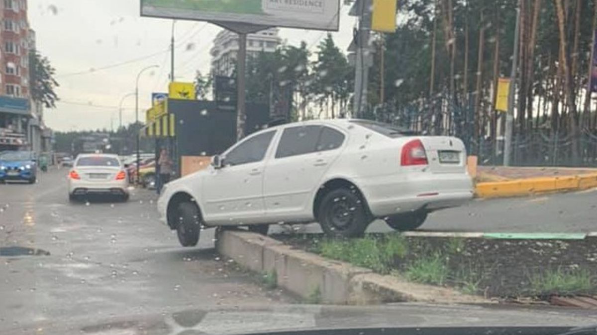 Де в Україні регулярно відбуваються найкурйозніші ДТП: епічна фотодобірка