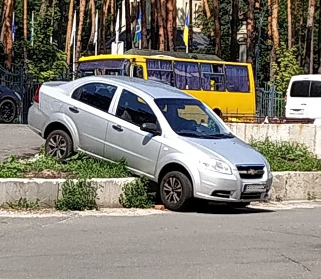 Де в Україні регулярно відбуваються найкурйозніші ДТП: епічна фотодобірка - фото 431576