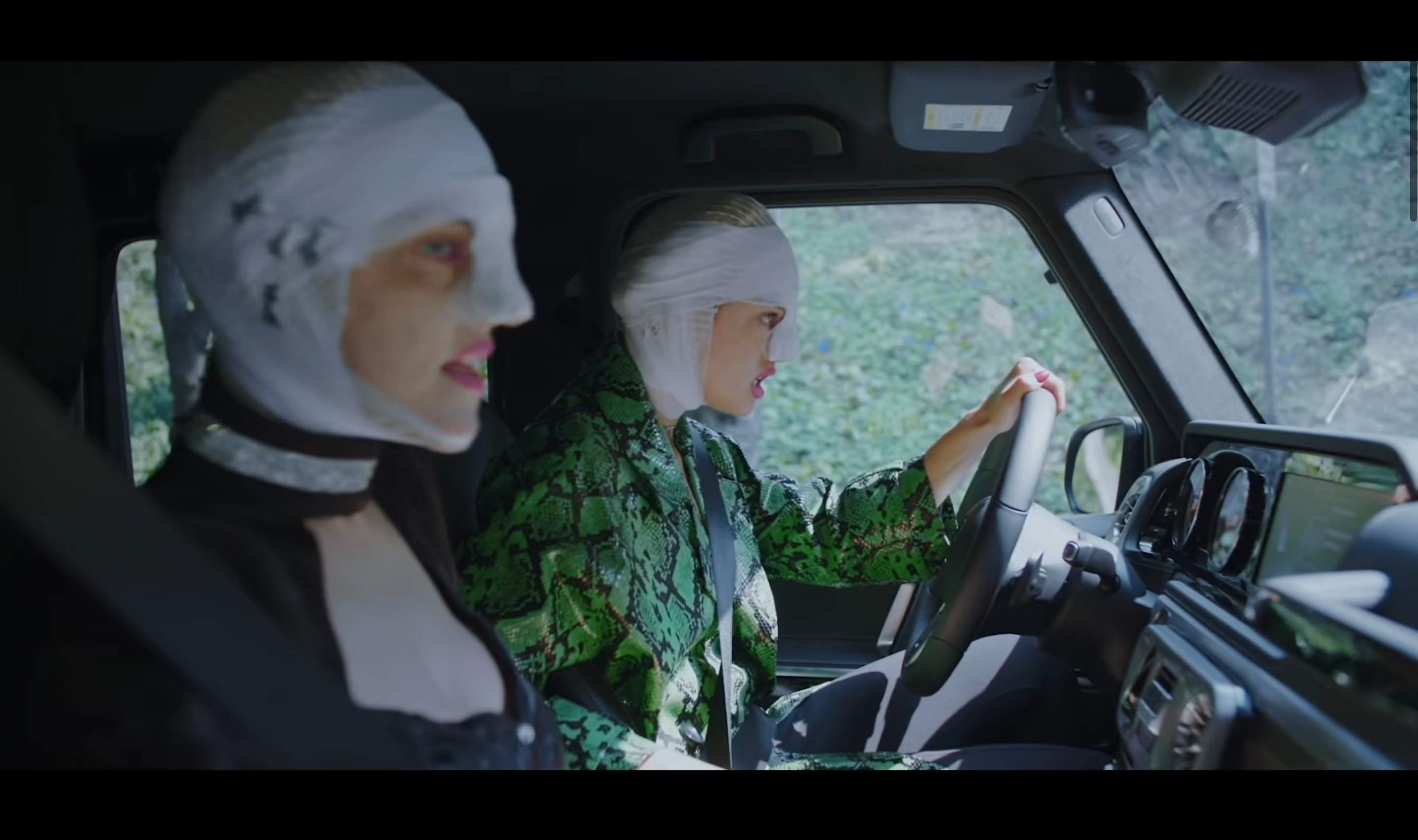 Too Late: дивіться новий кліп з дівчатами у бинтах і відрубаною головою The Weeknd