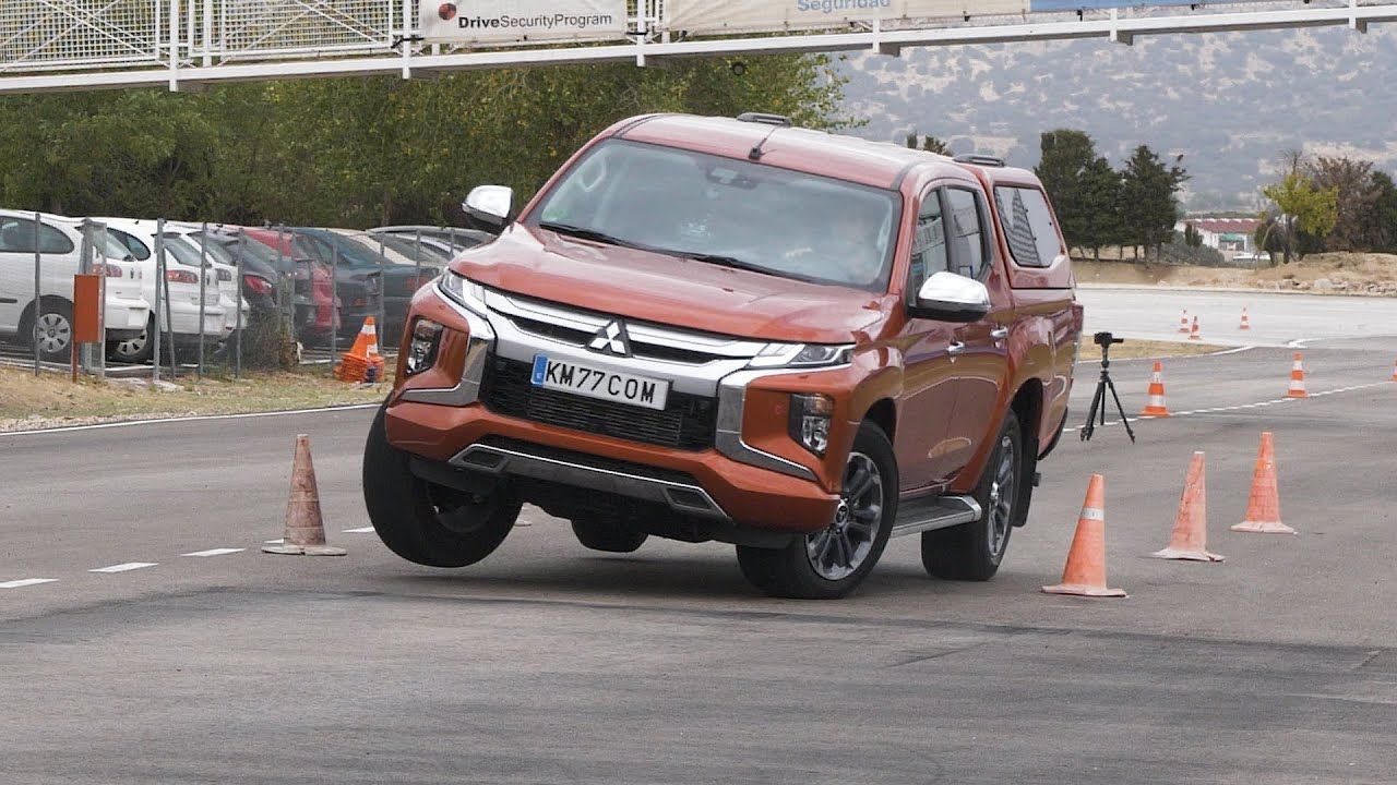 Дивіться, як Mitsubishi L200 не впорався з "лосиним тестом"