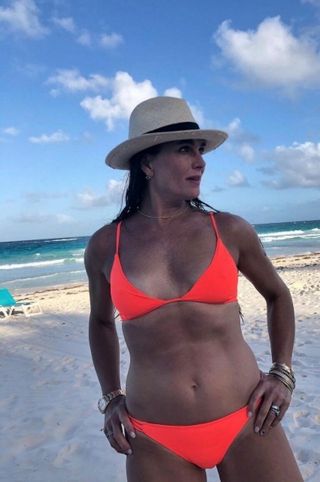 55-річна Брук Шилдс захопила фігурою в бікіні - фото 431686