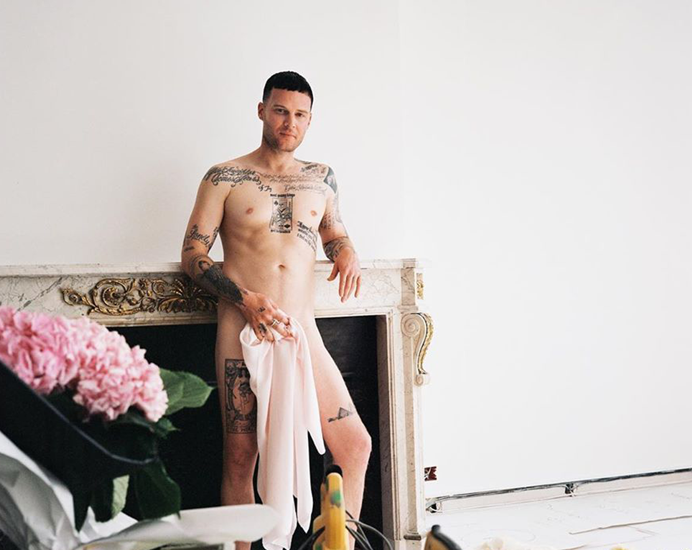 Чому світові дизайнери оголяються на камеру: для чого вони це роблять