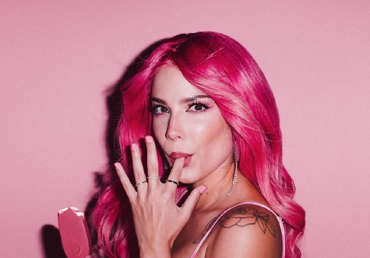 Без волосся: співачка Холзі шокувала фанатів перевтіленням (фото, відео)