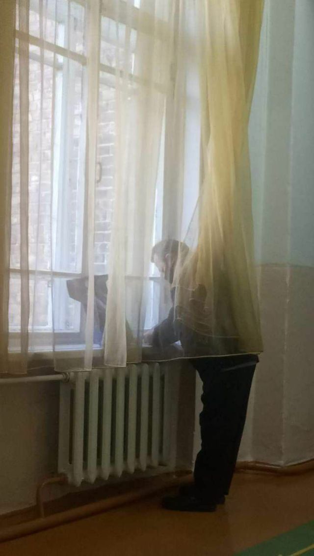 Голосування на лавках та між матрацами: добірка епічних кабінок на місцевих виборах 2020 - фото 431946
