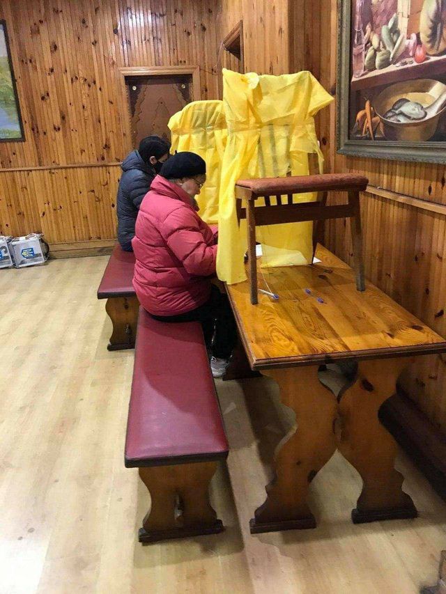 Голосування на лавках та між матрацами: добірка епічних кабінок на місцевих виборах 2020 - фото 431947