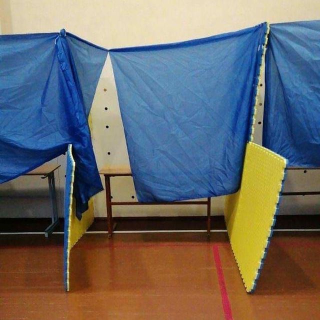 Голосування на лавках та між матрацами: добірка епічних кабінок на місцевих виборах 2020 - фото 431949
