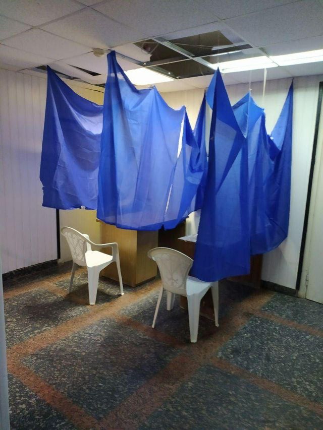 Голосування на лавках та між матрацами: добірка епічних кабінок на місцевих виборах 2020 - фото 431950