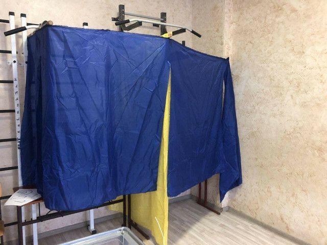Голосування на лавках та між матрацами: добірка епічних кабінок на місцевих виборах 2020 - фото 431952
