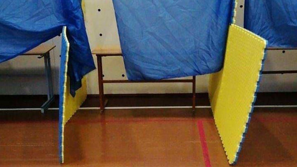 Голосування на лавках та між матрацами: добірка епічних кабінок на місцевих виборах 2020
