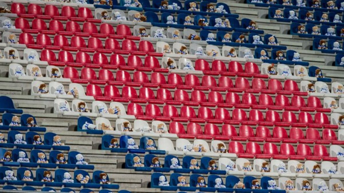 У Нідерландах посадили на трибуни футбольного матчу 15 тисяч плюшевих ведмедиків: відео - фото 1