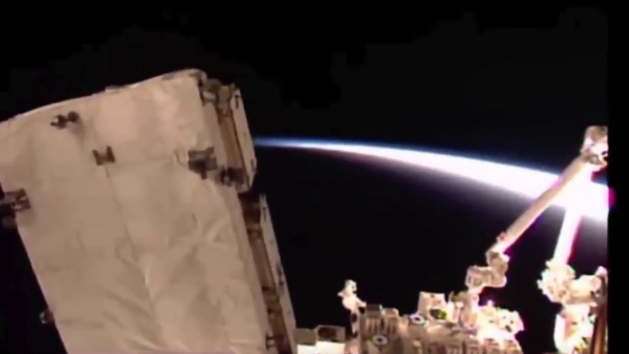 На МКС помітили дивний об'єкт, який мигає різними кольорами: відео