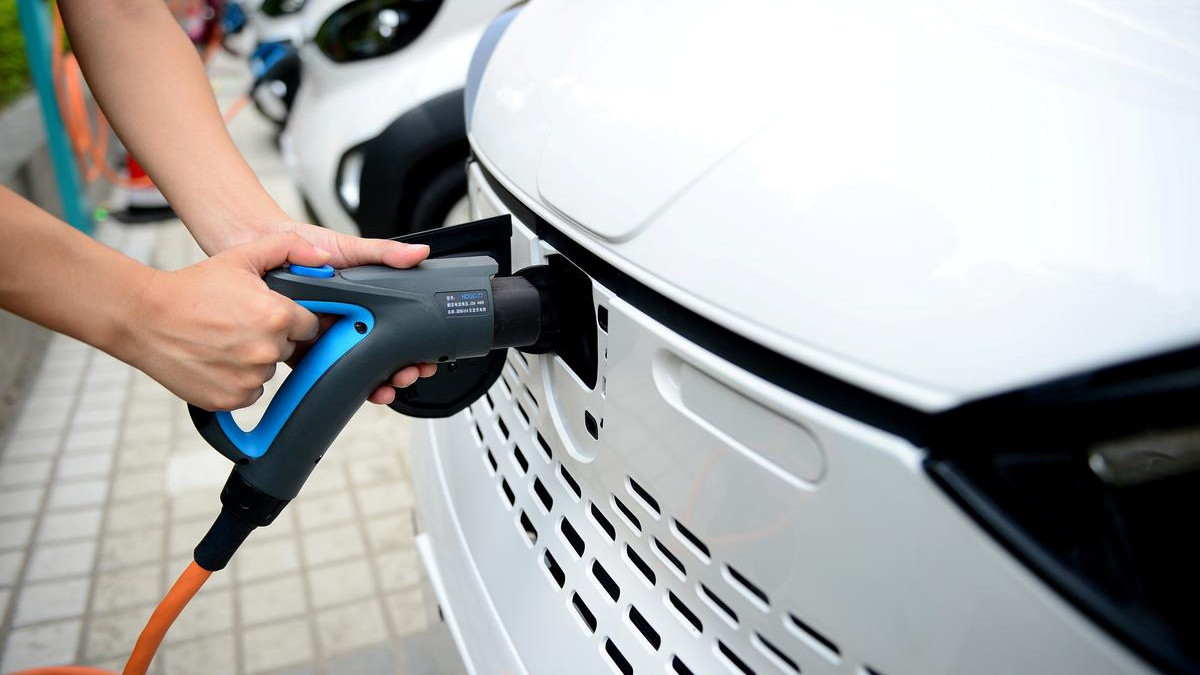 Електромобілі зрівняються за ціною з паливними авто до 2024 року: прогнозована вартість - фото 1