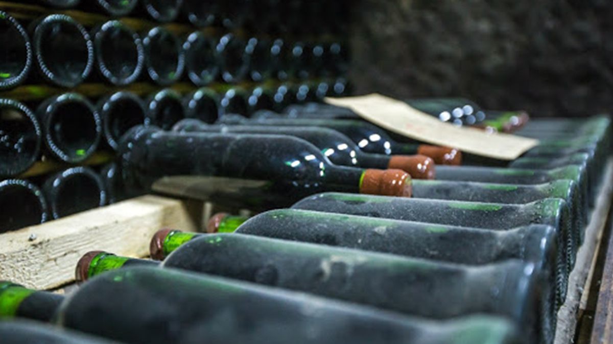 Пара замовила у ресторані найдешевше вино, але їм помилково подали напій за 2000 доларів - фото 1