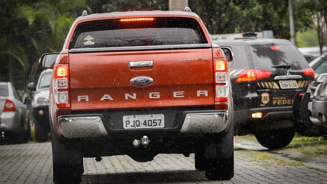 Одинадцятирічна дівчинка викрала у бабусі пікап і влаштувала погоню з поліцейськими - фото 432333