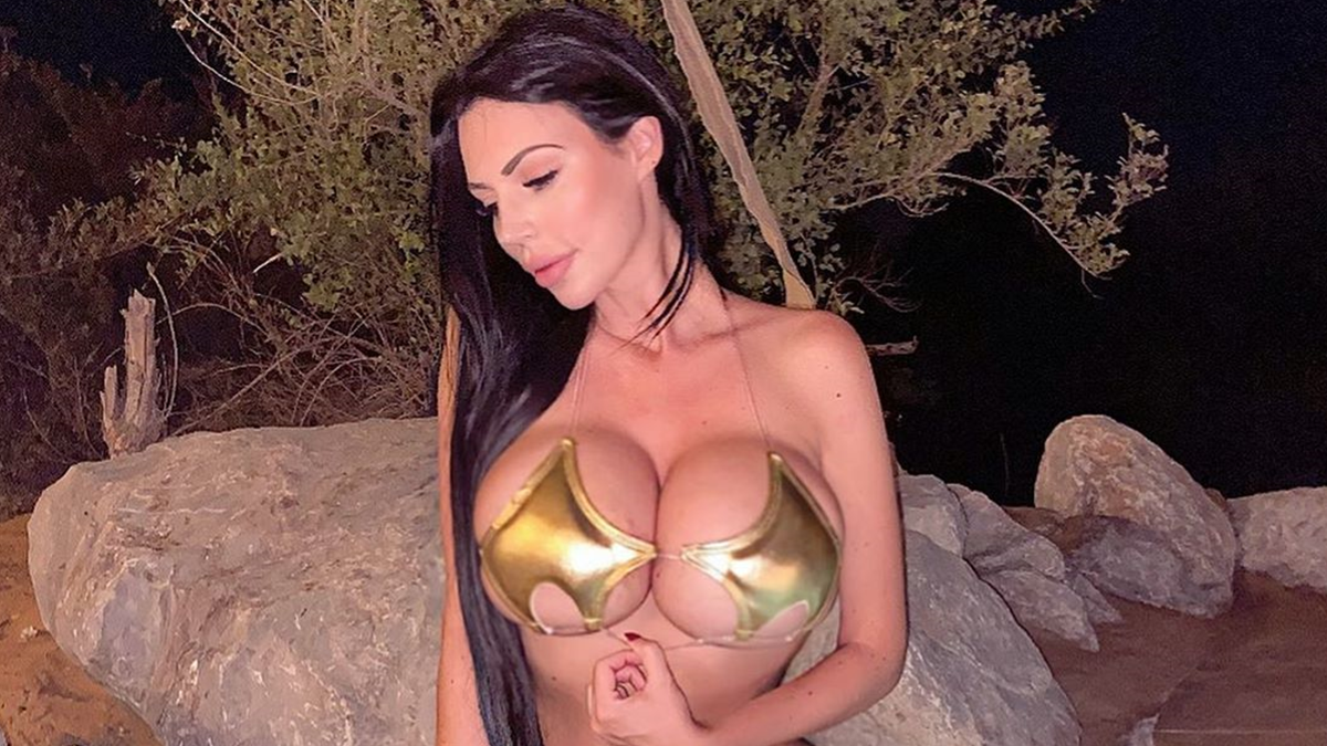 Модель поскаржилася на груди дев'ятого розміру та розповіла, чим докучає пишний бюст